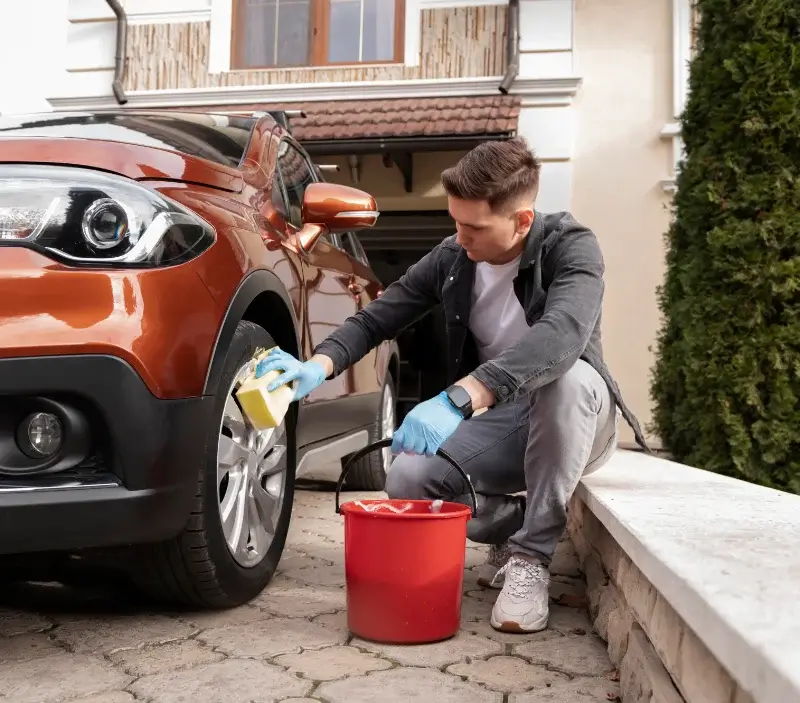 Lavage auto à domicile Quiberon : professionnel intervenant sur un véhicule